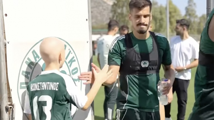 Ο μικρός Κωνσταντίνος πραγματοποίησε το όνειρό του και βρέθηκε δίπλα στους ποδοσφαιριστές του Παναθηναϊκού (vid)