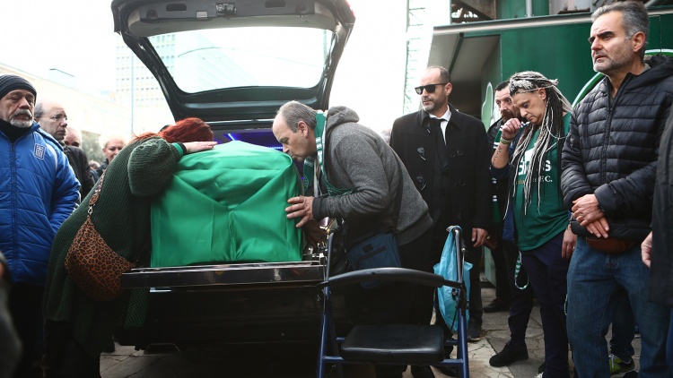 Ράγισαν καρδιές στην τελευταία στάση του «Στρατηγού» Δομάζου στη Λεωφόρο (pics+vids)