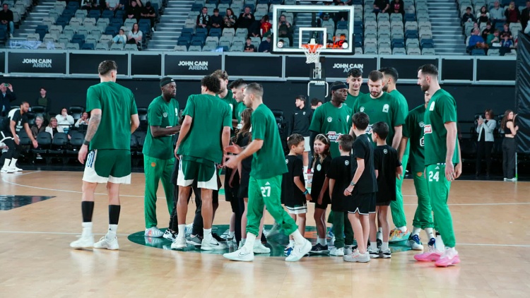 Η είσοδος του Παναθηναϊκού στην John Cain Arena έγινε μαζί με παιδιά της ομογένειας (vid)