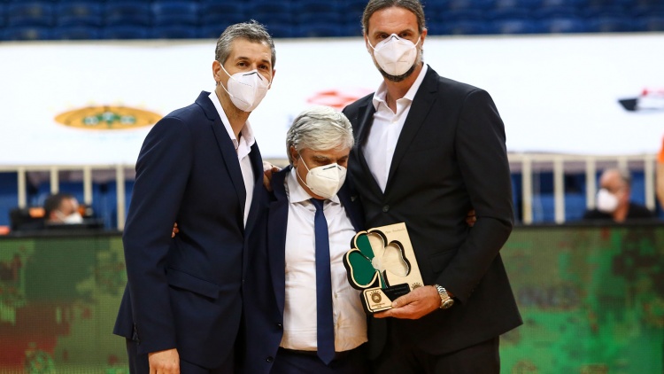 «Λύγισε» κατά τη βράβευσή του ο Μάνος Παπαδόπουλος