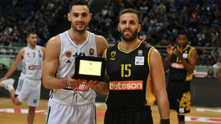 Βραβεύτηκε και καταχειροκροτήθηκε ο Παππάς