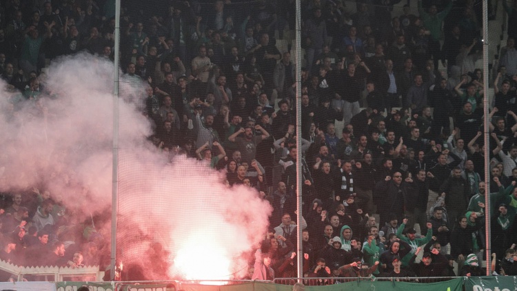 Οπαδοί περιμένουν την αποστολή στο «Ελ. Βενιζέλος»