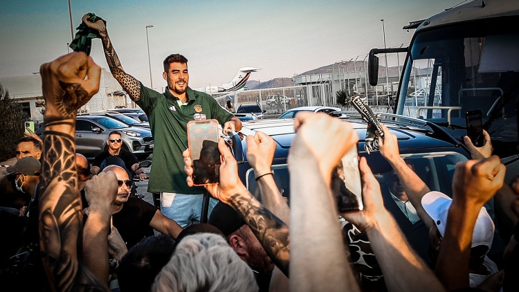 Η άφιξη του Ερναγκόμεθ και η αποθέωση από τους φίλους του Παναθηναϊκού (vid)