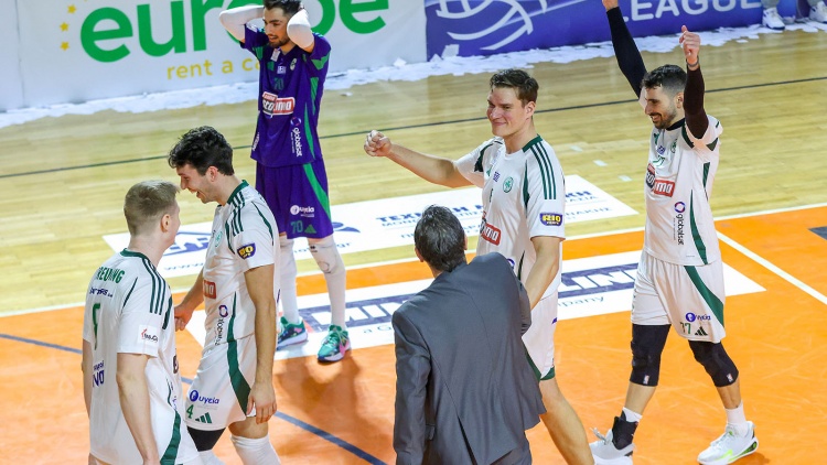 Τρίποντη... μπαλοθιά του Παναθηναϊκού στην Κρήτη που συνεχίζει στην κορυφή!