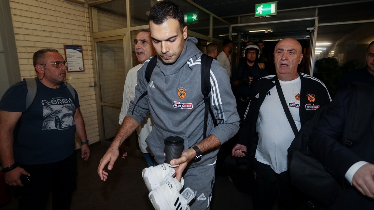 Υποδοχή με υβριστικά συνθήματα και αποδοκιμασίες για τον Σλούκα στο ΣΕΦ (vids)