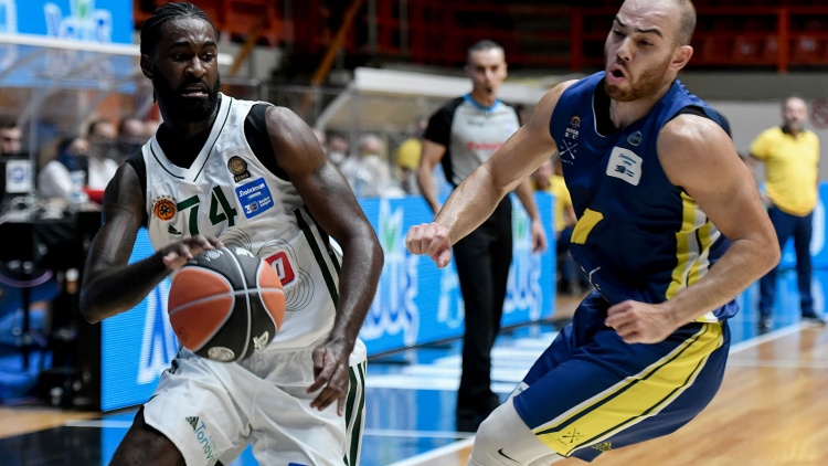 Σαντ Ρος: «Να είμαστε πιο συνεπείς σε άμυνα και επίθεση»