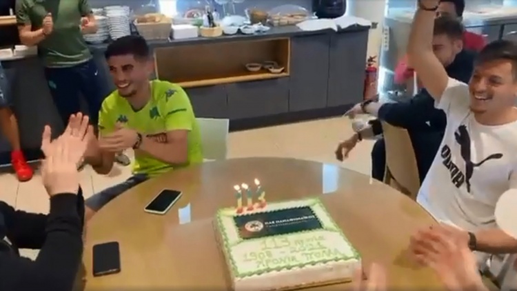 Χαμός στο Κορωπί με ύμνο και τούρτα για τα γενέθλια του Παναθηναϊκού (vid)