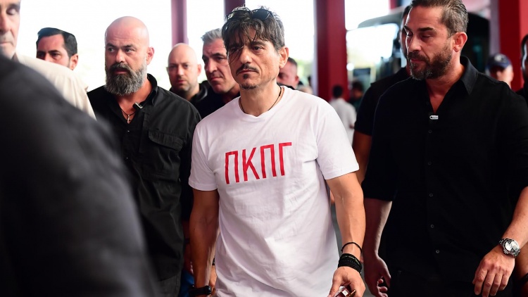 Με υβριστικά συνθήματα η άφιξη του Γιαννακόπουλου στο ΣΕΦ (vid)