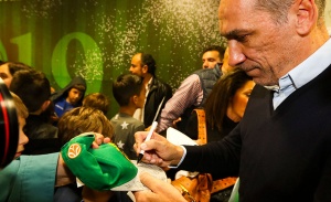 Αυτόγραφα με… συστήματα από τον Δώνη!!! (pic)