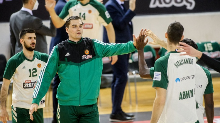 Το καταπράσινο μπουθ του Χεζόνια στα αποδυτήρια (vid)