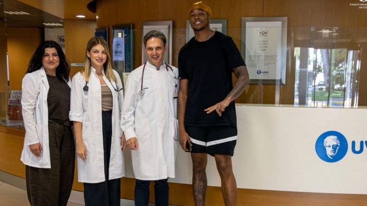 Ο Ρισόν Χολμς πέρασε τις ιατρικές εξετάσεις