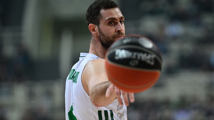 Ο Παπαγιάννης «έπιασε» τον Μαρτίνεθ και έγινε ο 4ος «τρίποντος» σέντερ του Παναθηναϊκού