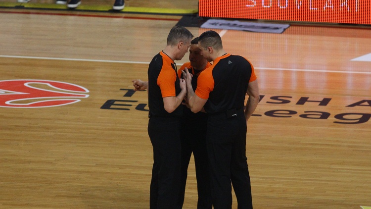 Ευρωλίγκα: Αυτοί σφυρίζουν στο ντέρμπι με τον Ολυμπιακό