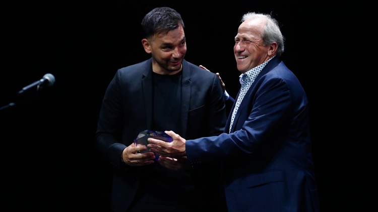 Ο Βίκτορ Μουνιόθ βράβευσε τον Σωτήρη Νίνη