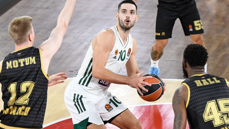 Παπαπέτρου: «Αυτή η ομάδα μπορεί να είναι ανταγωνιστική σε κάθε έδρα»