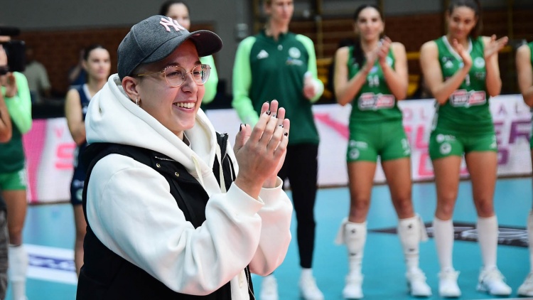 Βραβεύτηκε και χειροκροτήθηκε η Πέννυ Ρόγκα (vid)