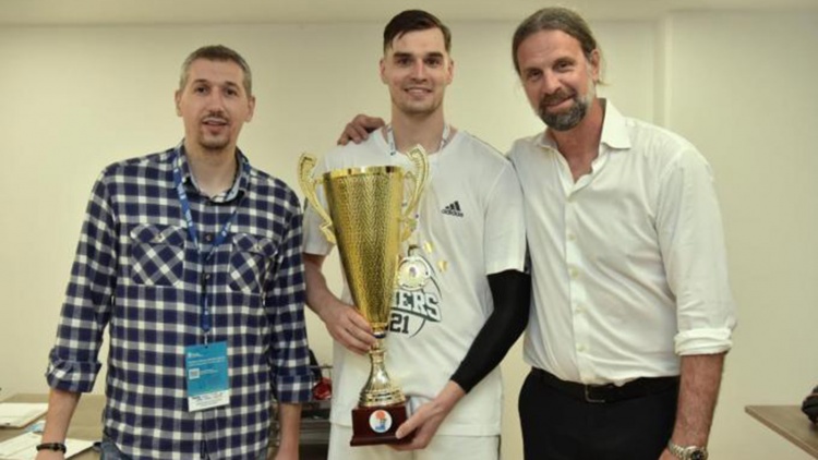 Ο Χεζόνια και τα είδωλά του (pic)