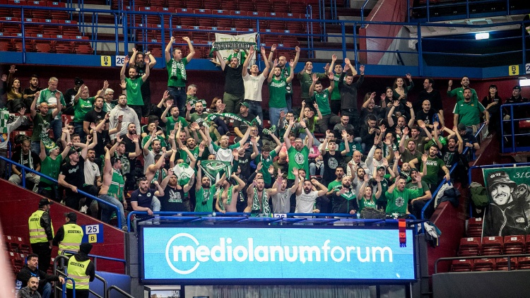 Έδωσαν τις φανέλες τους στους φιλάθλους του Παναθηναϊκού οι «πράσινοι» (vid)