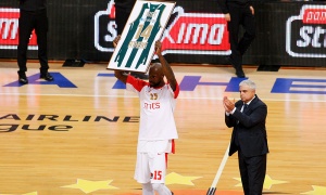 Καταχειροκροτήθηκε ο Γκιστ στη βράβευσή του (pic)