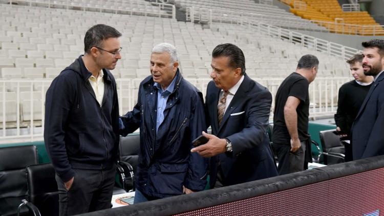 Σύσσωμη η διοίκηση της Μακάμπι στο ΟΑΚΑ (pic)