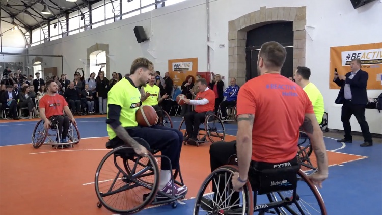 O Χουάντσο έπαιξε μπάσκετ με αμαξίδιο και ζωγράφισε τριφύλλι με 8 αστέρια (vid)