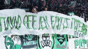 Συγκλονιστικό πανό για τον Παύλο στην Πάτρα (vid)