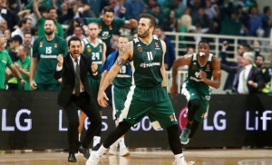 Κερδίζει και παραμένει πρώτος