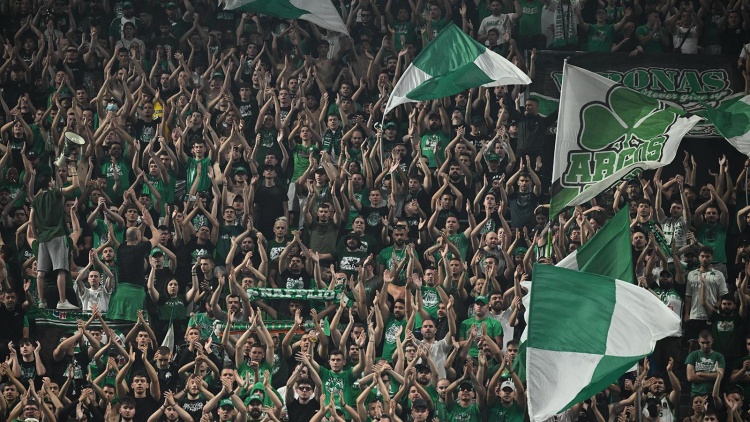 Οπαδοί του Παναθηναϊκού αποθέωσαν την αποστολή στο ΟΑΚΑ (vid)