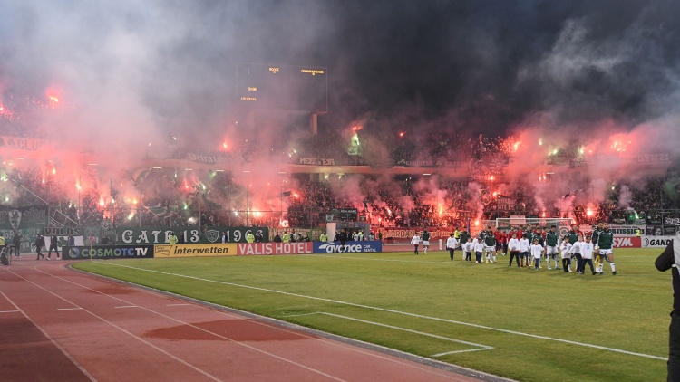 Η... παράσταση των φιλάθλων του Παναθηναϊκού στο Πανθεσσαλικό (vid)