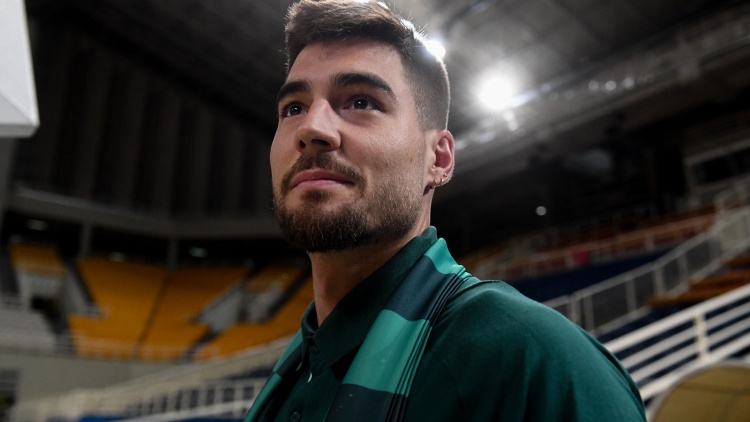 Με το «41» στη φανέλα του ο Χουάντσο Ερνανγκόμεθ (pics)