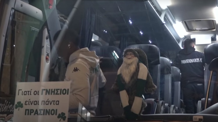 Ο πράσινος Άγιος Βασίλης, το μήνυμα και οι διαμαρτυρίες στον Τζήλο (vid)