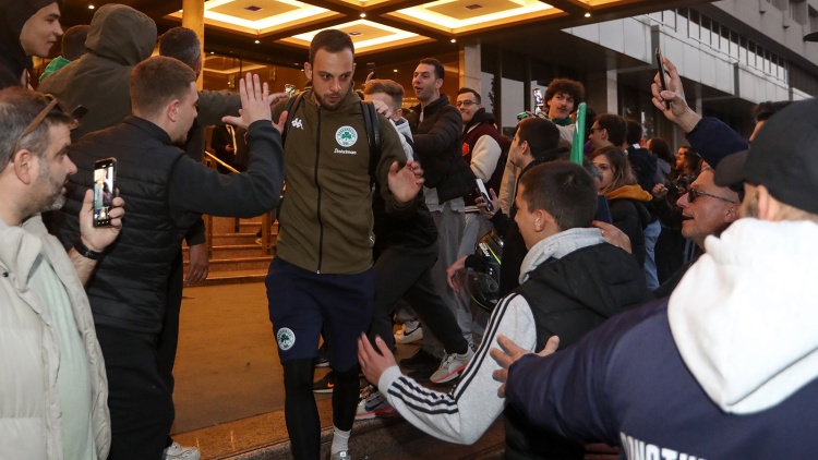 Οπαδοί στην αποστολή του Παναθηναϊκού: «Να γυαλίζουν τα μάτια σας για το πρωτάθλημα»