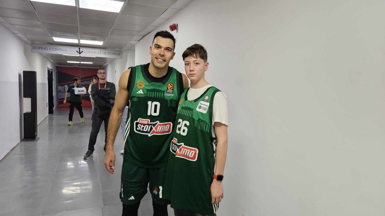 Ο γιος της Ρούξι είδε το ματς με τον Ερ. Αστέρα δίπλα από τον πάγκο του Παναθηναϊκού