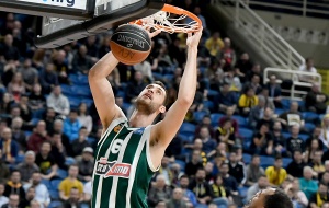 Την «κάρφωσε» με κατοστάρα