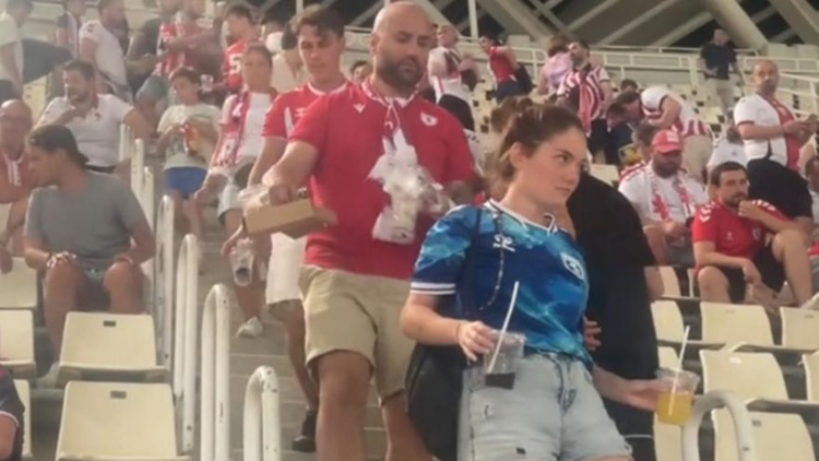 Σεβασμός από τους οπαδούς της Σάμσουνσπορ στο ΟΑΚΑ – Μάζεψαν τα σκουπίδια μετά το τέλος του αγώνα (vid)