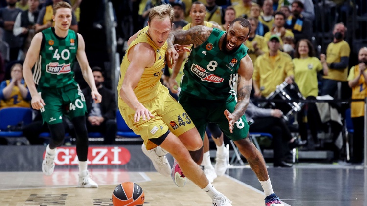 «Ναυάγιο» στο Βερολίνο και ήττα ντροπή από τη λειψή Άλμπα