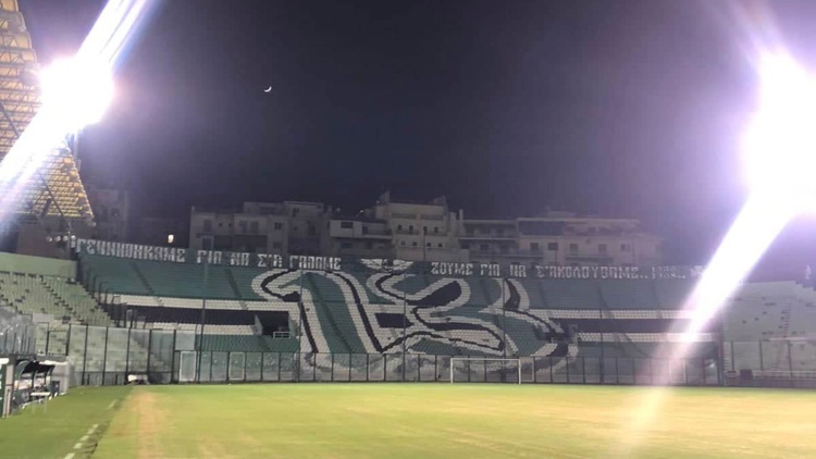 Φωταγωγήθηκε η Λεωφόρος για την επέτειο του Γουέμπλεϊ (vid)