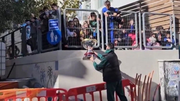 Ο Καλαϊτζάκης επισκέφθηκε το δημοτικό σχολείο που φοίτησε με το Κύπελλο στα χέρια (vid)