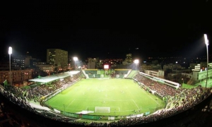 Με έναν φίλαθλο στο πλευρό του