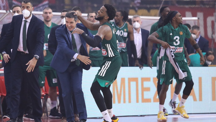 Η σύντομη ομιλία του Πρίφτη στο πούλμαν που πώρωσε τους «πράσινους» στο ΣΕΦ