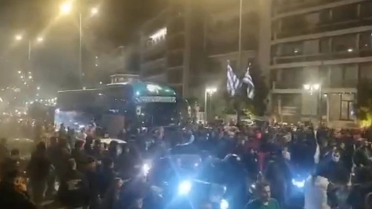 Υποδοχή στην αποστολή του Παναθηναϊκού από 1.000 οπαδούς (vid)