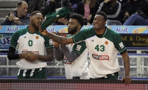 Χωρίς Αντετοκούνμπο και Λάνγκφορντ με Μπάγερν