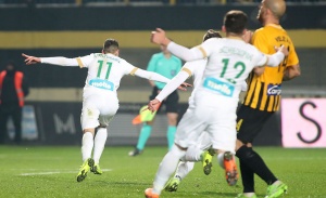 Δεν χάνει ούτε από τους... διαιτητές (vids)