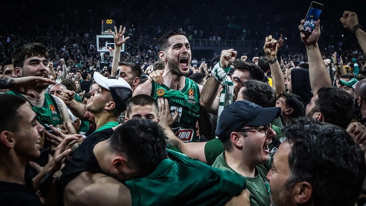 Θύρα 13 σε Παπαπέτρου: «Έβαλες πλάτη στα δύσκολα, θα είσαι πάντα ένας από εμάς»