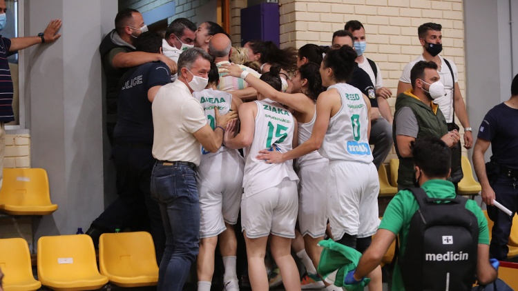 Συνεχάρη τα κορίτσια του Παναθηναϊκού ο Χεζόνια (pic)