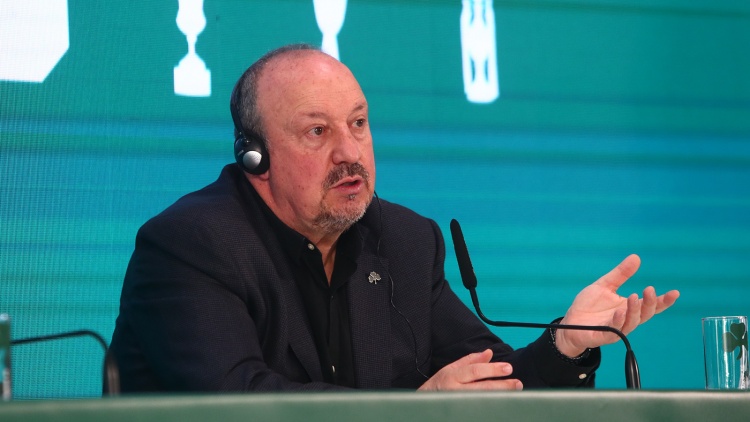 Μπενίτεθ: «Εγγυώμαι ανταγωνισμό, προσπάθεια και εξέλιξη – Όλοι, ακόμα και οι δημοσιογράφοι πρέπει να εργαστούμε για το καλό της ομάδας»