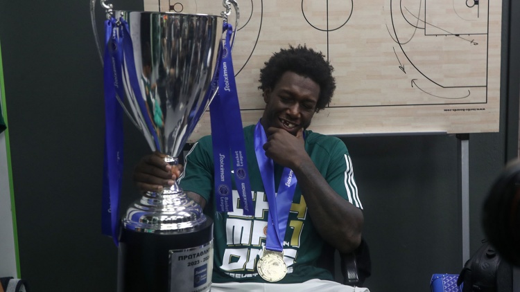 Στο αστυνομικό τμήμα ο Ναν μετά από φραστικό επεισόδιο με τη σύζυγό του