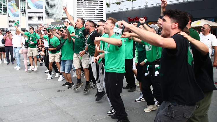 Eπίθεση Τούρκων σε φίλους του Παναθηναϊκού έξω από την Uber Arena (vids)