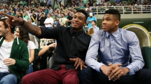 Γιάννης σε Θανάση: «Σήκωσε το» (pic)