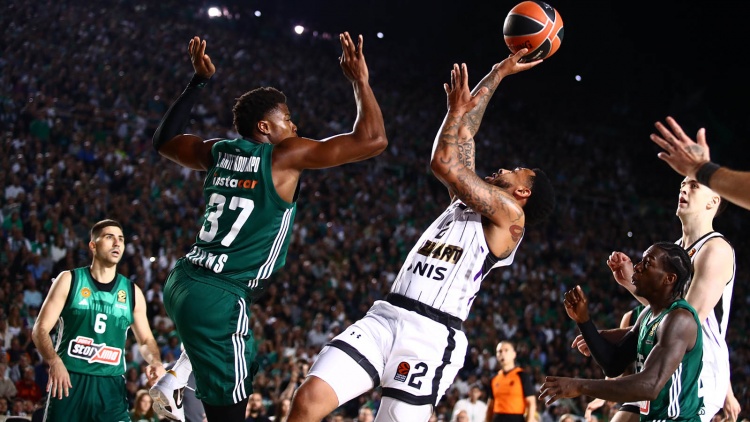 Κάταγμα ο Αντετοκούνμπο, εκτός για τρεις εβδομάδες και εκτός Super Cup